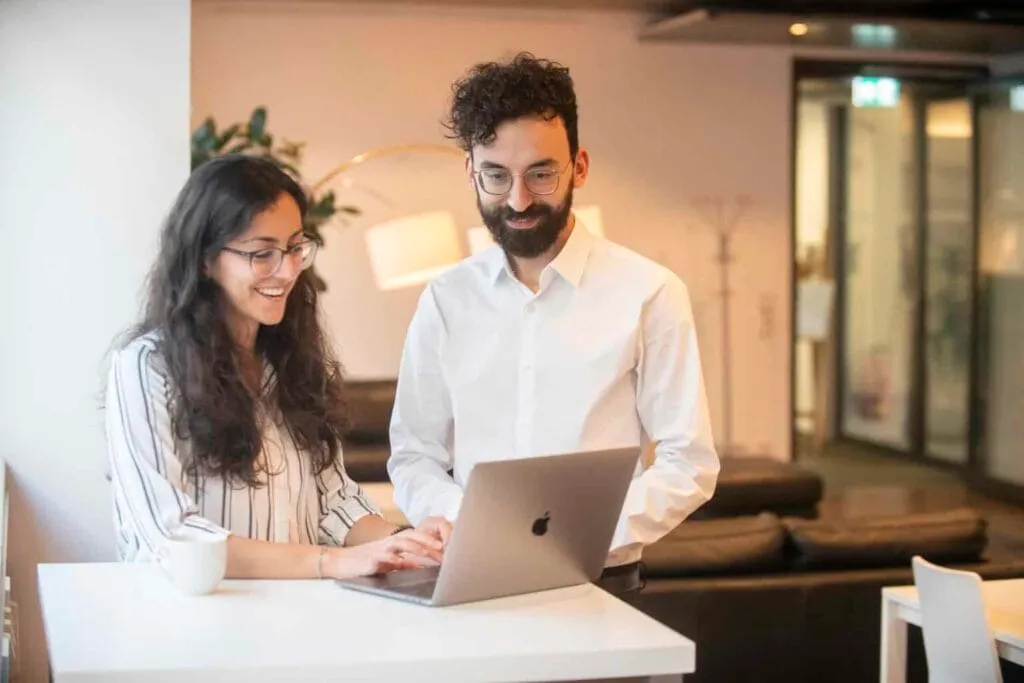 RunByCode Entwickler-Team im Büro in München - WordPress & WooCommerce Entwicklung für Agenturen